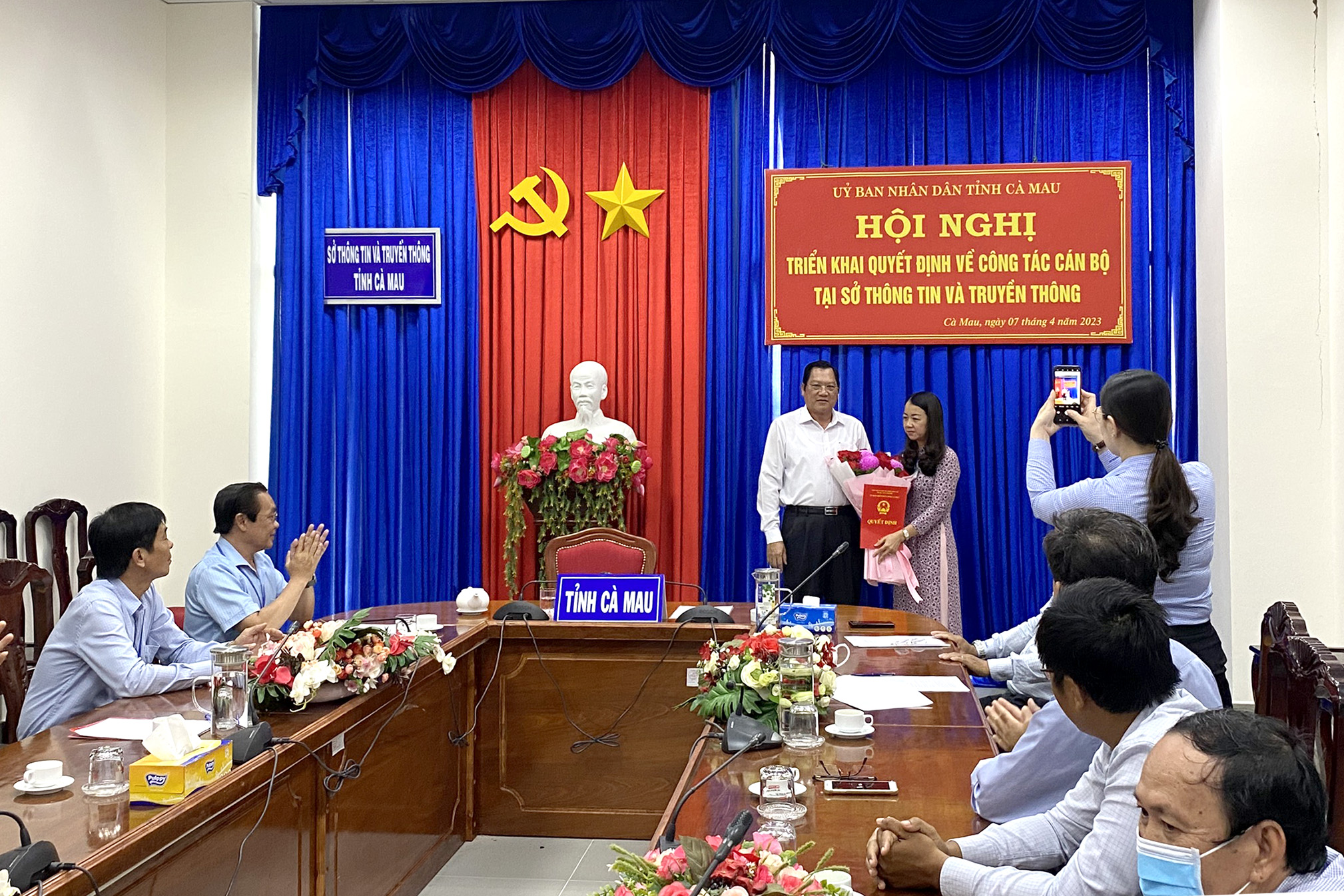 Đồng chí Lâm Văn Bi, Phó Chủ tịch UBND tỉnh trao Quyết định cho đồng chí Trần Thị Cẩm Hằng.